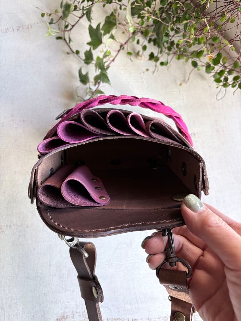 手染めブラウン、蝶型押しピンクの大容量シザーケース