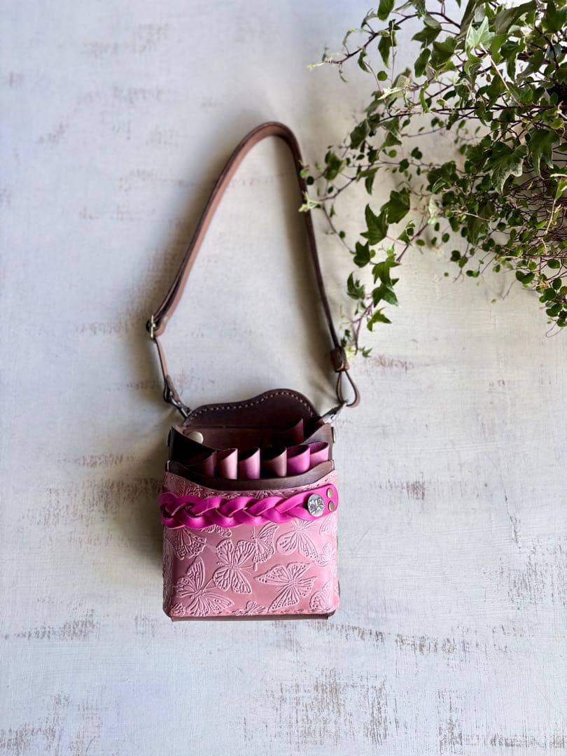 手染めブラウン、蝶型押しピンクの大容量シザーケース