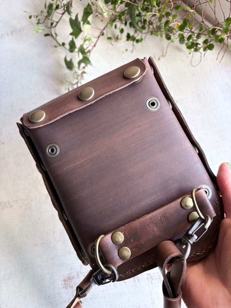 手染めブラウン、蝶型押しピンクの大容量シザーケース