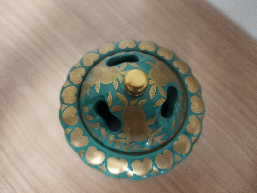 ターコイズ色のアロマキャンドル入れ