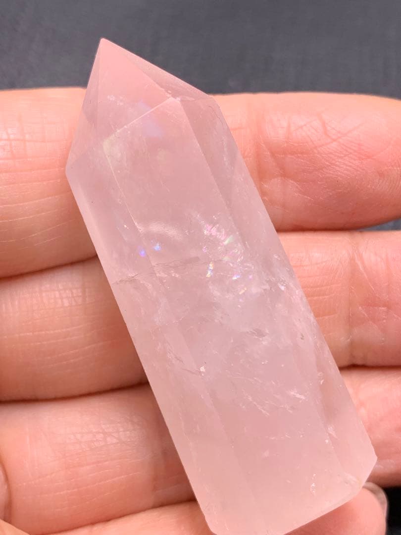 051597 ローズクォーツ六角柱　虹入り