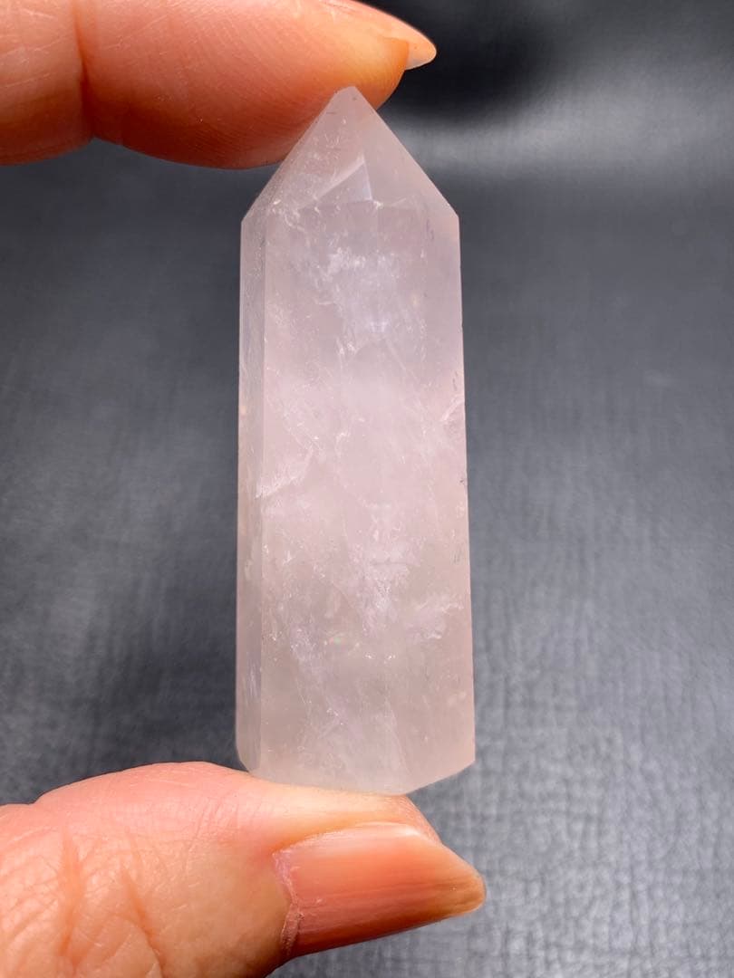 051597 ローズクォーツ六角柱　虹入り