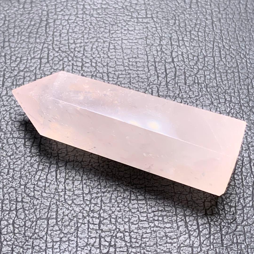 051597 ローズクォーツ六角柱　虹入り