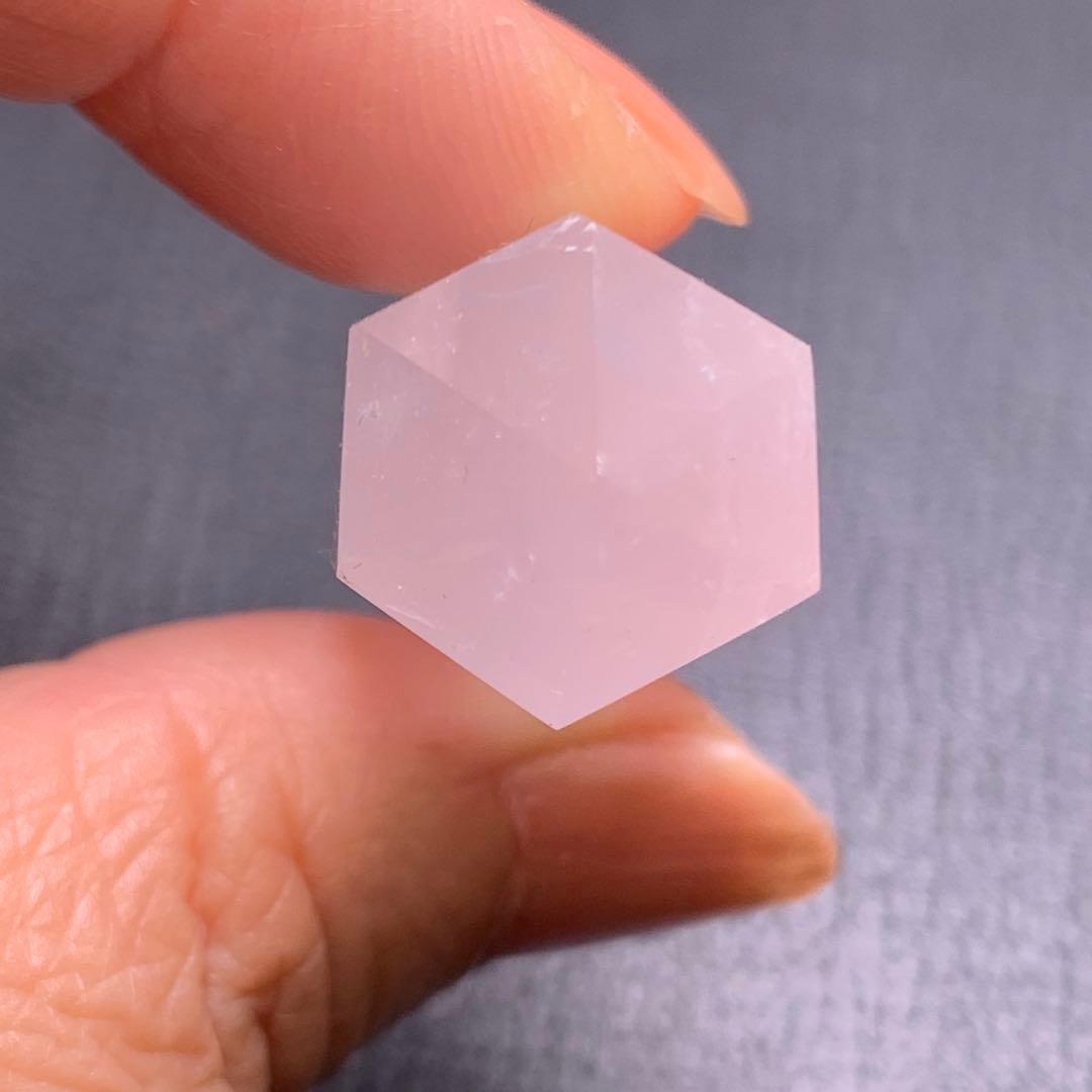 051597 ローズクォーツ六角柱　虹入り