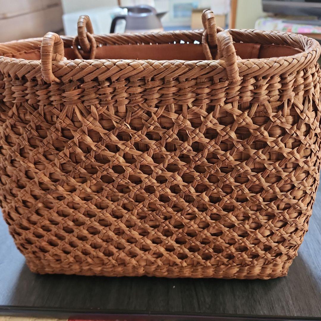 ブラウン編み込みかごバッグ