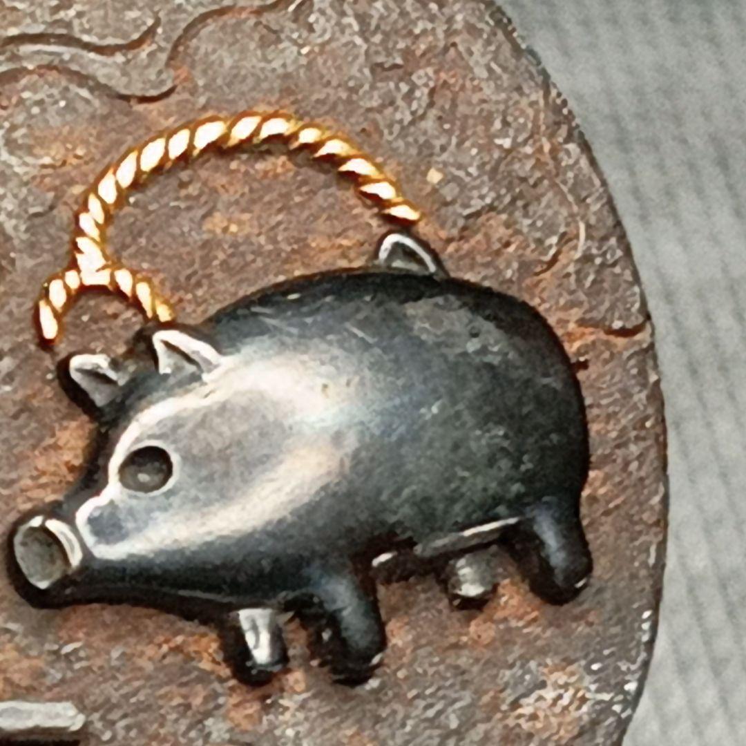 秀楽 在銘 鏡蓋 根付「貧乏長屋の夏の夕景 豚型蚊遣り器の図」 - メルカリ