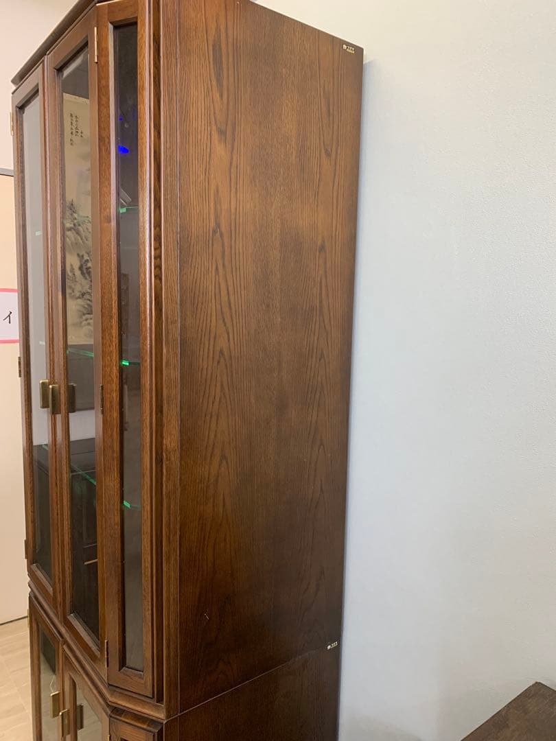 カリモク　LED照明付きブラウンキャビネット