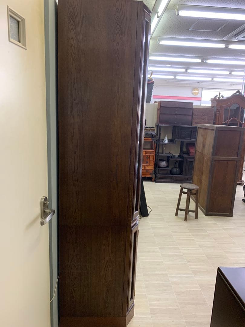 カリモク　LED照明付きブラウンキャビネット