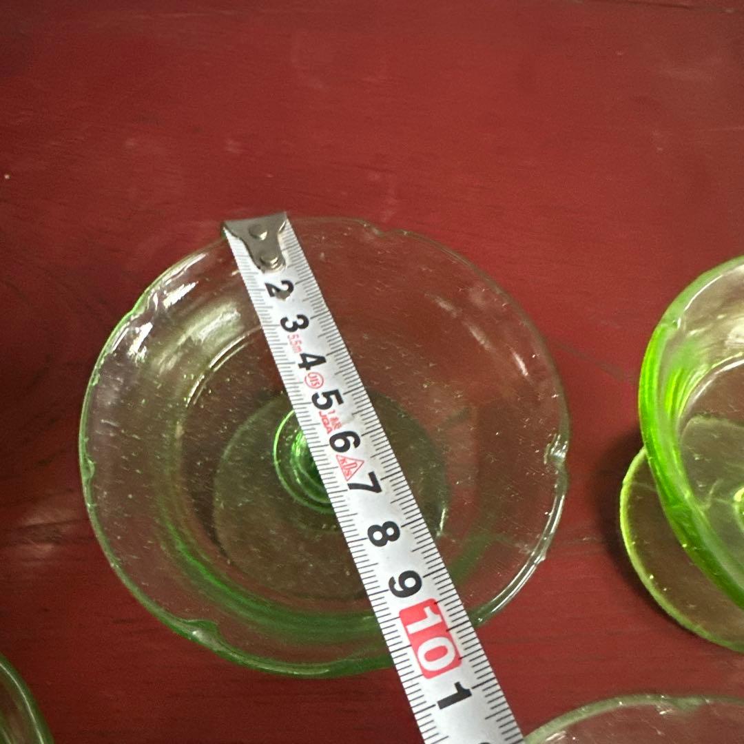 ヴィンテージ　ウランガラス　透明な緑色のガラス製サンデーカップ4個セット