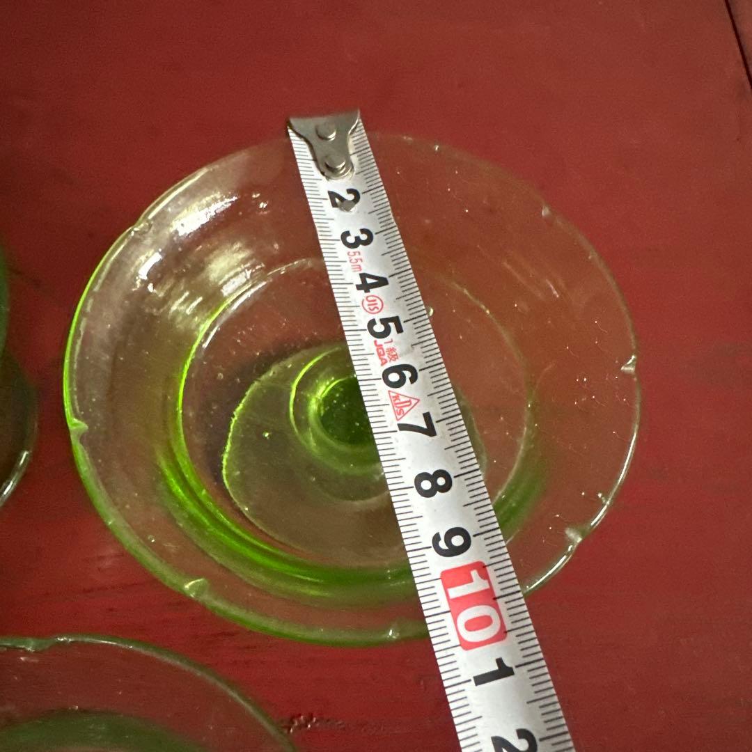 ヴィンテージ　ウランガラス　透明な緑色のガラス製サンデーカップ4個セット