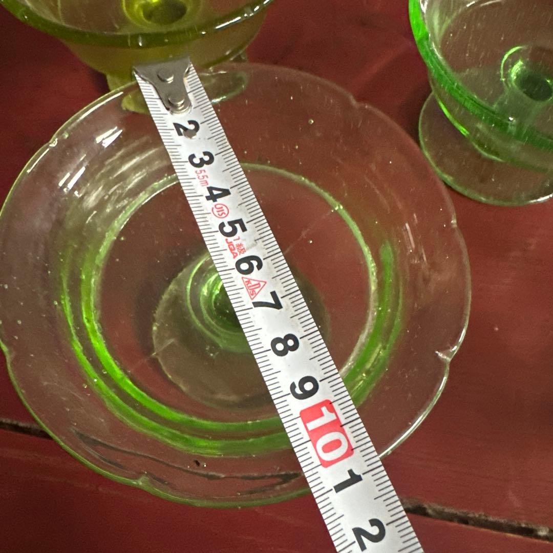 ヴィンテージ　ウランガラス　透明な緑色のガラス製サンデーカップ4個セット