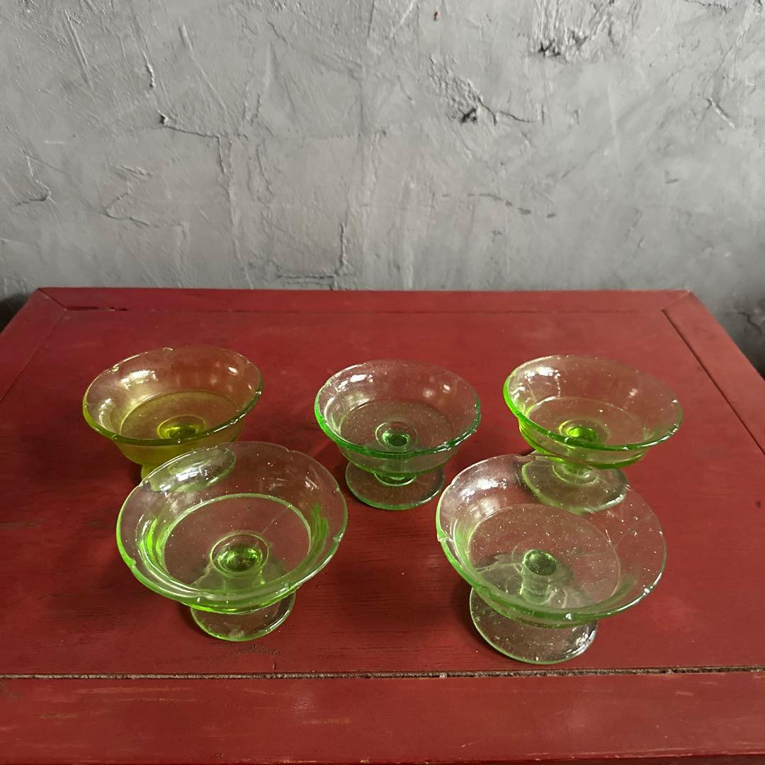 ヴィンテージ　ウランガラス　透明な緑色のガラス製サンデーカップ4個セット