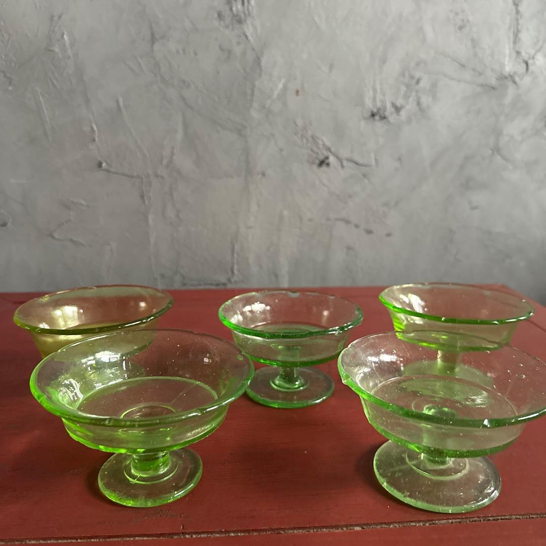 ヴィンテージ　ウランガラス　透明な緑色のガラス製サンデーカップ4個セット