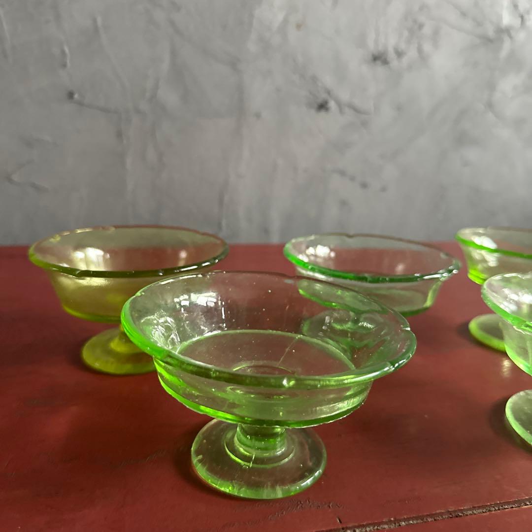 ヴィンテージ　ウランガラス　透明な緑色のガラス製サンデーカップ4個セット
