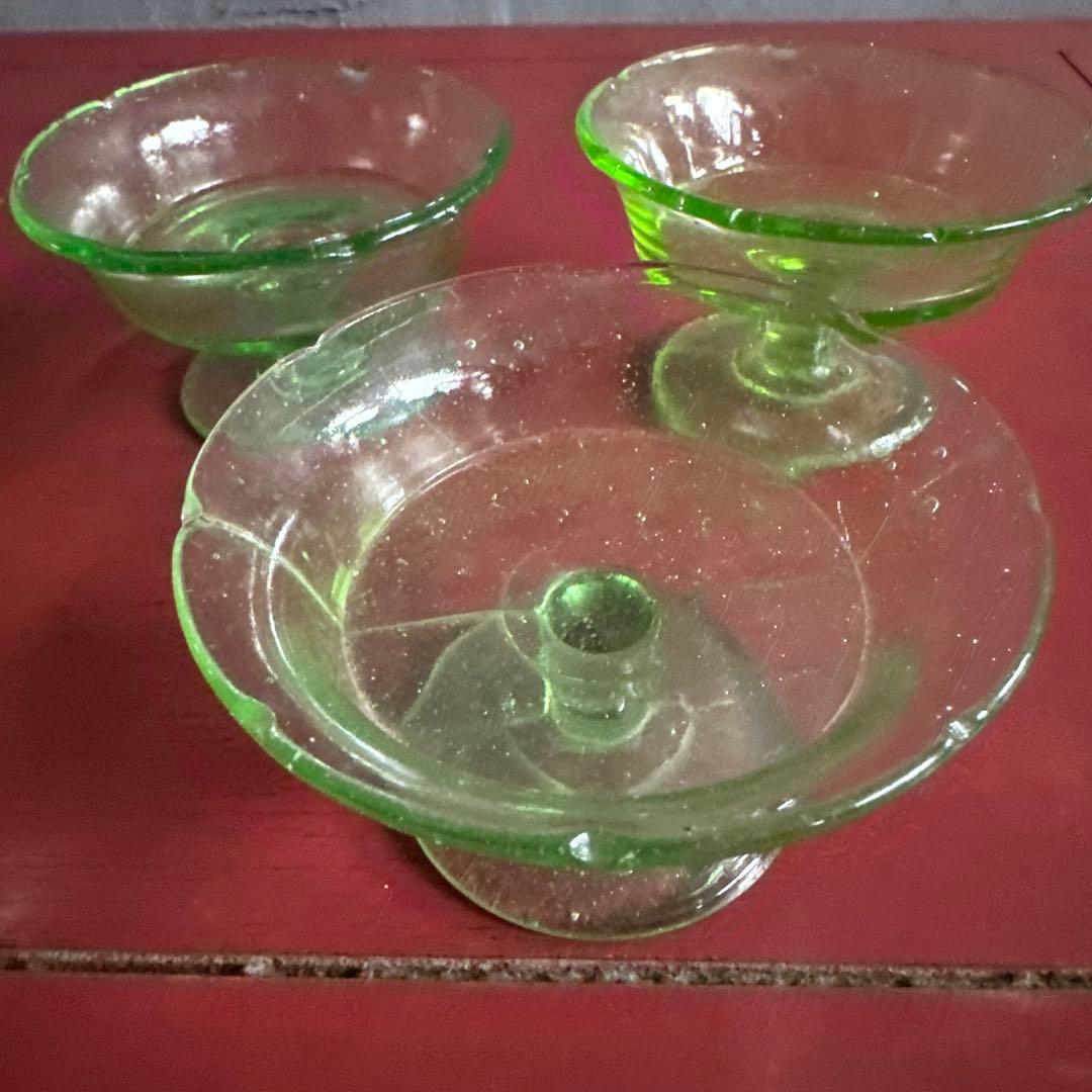 ヴィンテージ　ウランガラス　透明な緑色のガラス製サンデーカップ4個セット