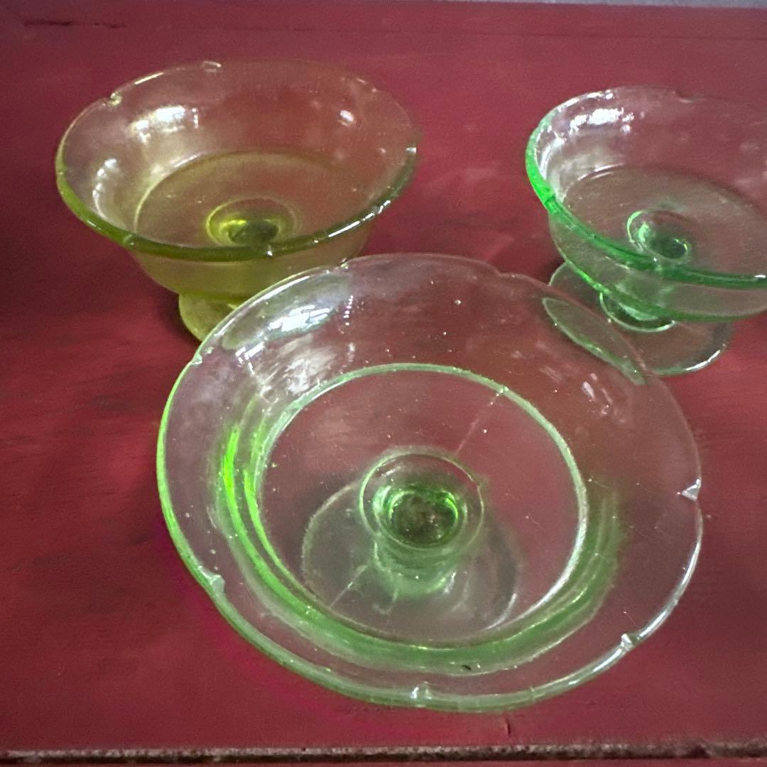 ヴィンテージ　ウランガラス　透明な緑色のガラス製サンデーカップ4個セット