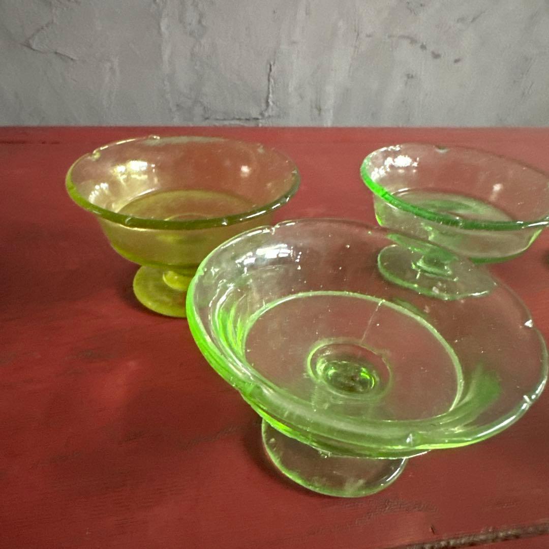 ヴィンテージ　ウランガラス　透明な緑色のガラス製サンデーカップ4個セット