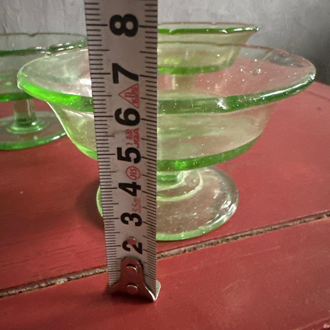 ヴィンテージ　ウランガラス　透明な緑色のガラス製サンデーカップ4個セット