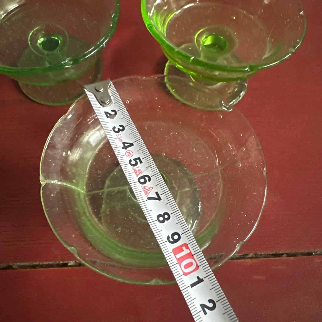 ヴィンテージ　ウランガラス　透明な緑色のガラス製サンデーカップ4個セット