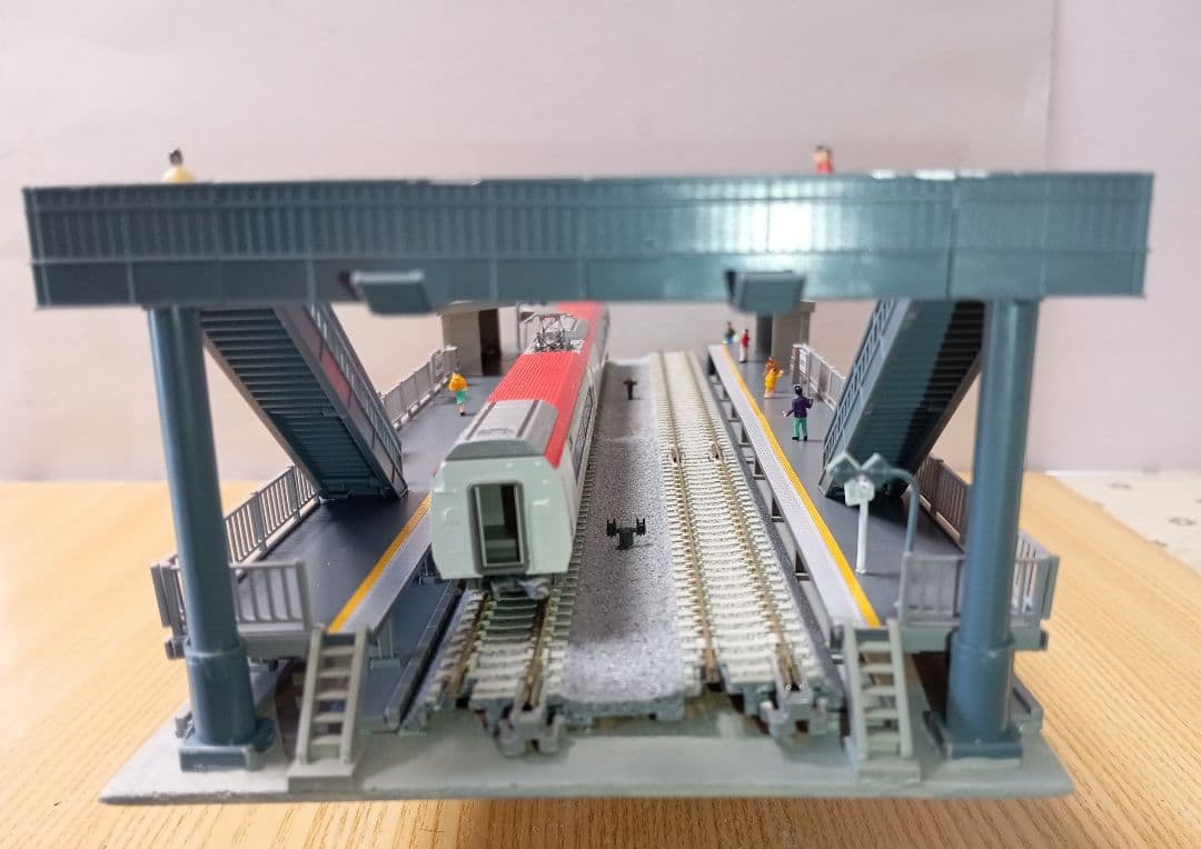 Nゲージ 対向式ホームセット（レール付き）ジオラマ ④