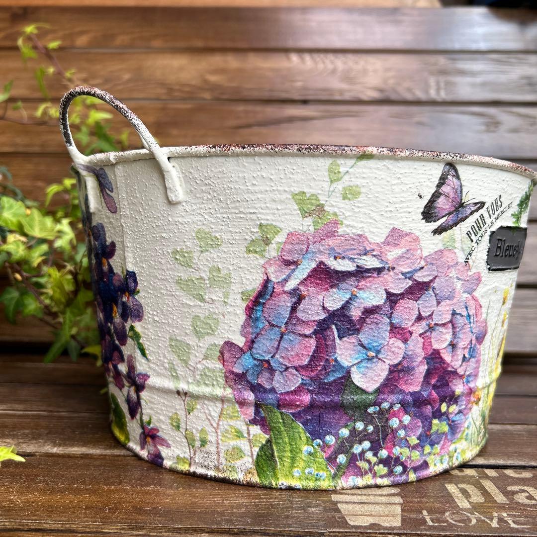 おみつさまご購入取手付き丸型プランター たまごを抱いたうさぎさん紫陽花とビオラ