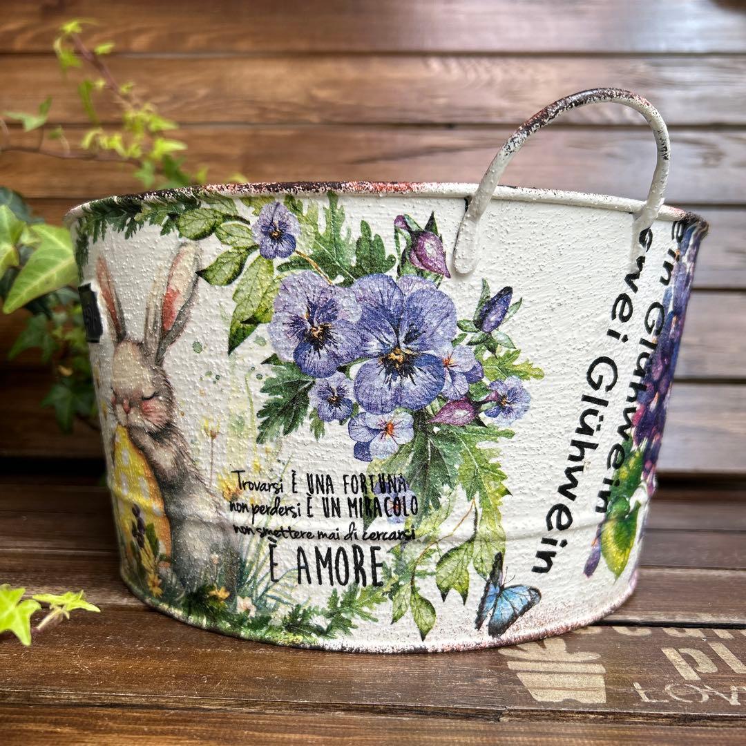 おみつさまご購入取手付き丸型プランター たまごを抱いたうさぎさん紫陽花とビオラ