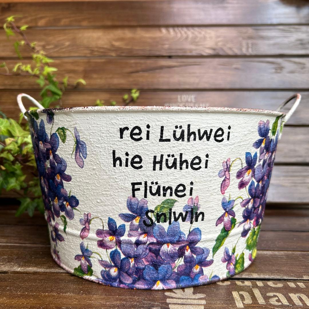 おみつさまご購入取手付き丸型プランター たまごを抱いたうさぎさん紫陽花とビオラ