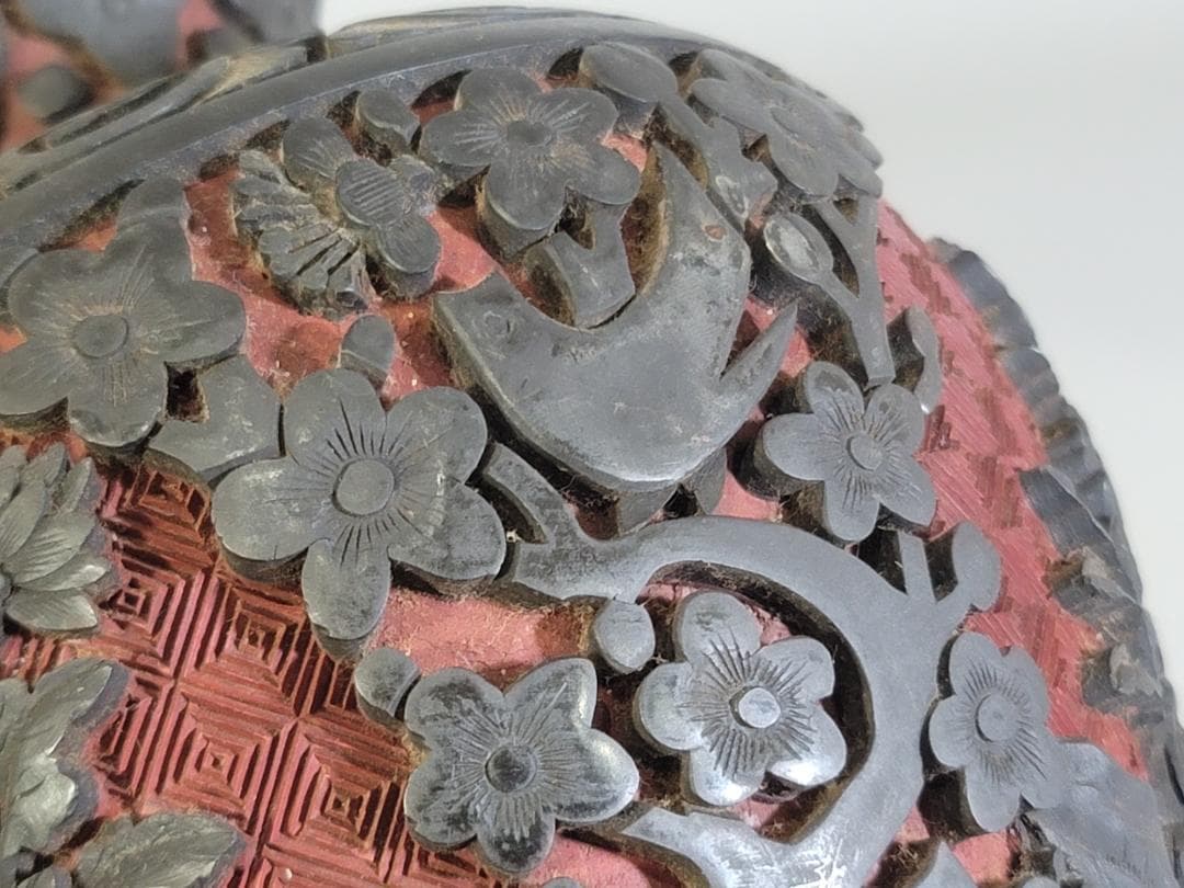 中国 古い 堆黒朱 刻草花紋 瓶 時代物