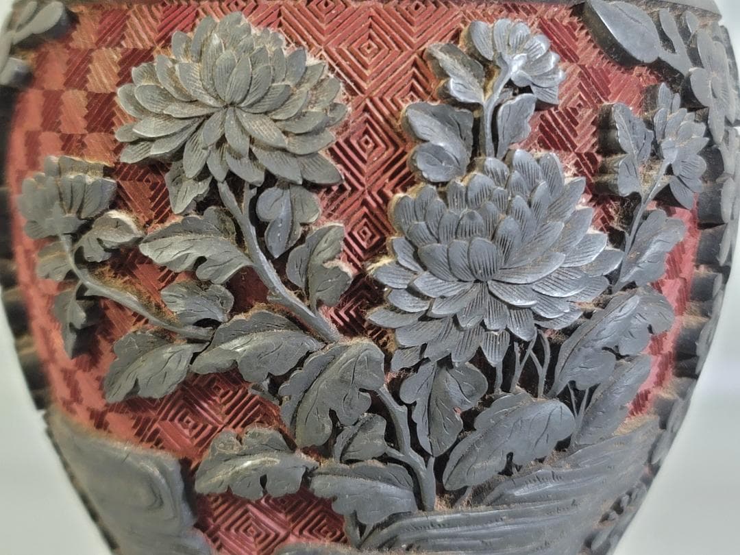 中国 古い 堆黒朱 刻草花紋 瓶 時代物