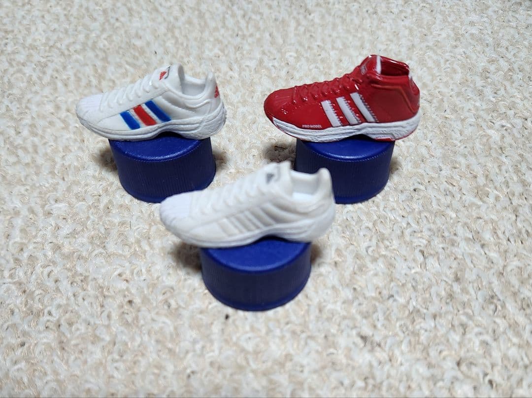 adidas ペットボトルキャップ スニーカー 22足