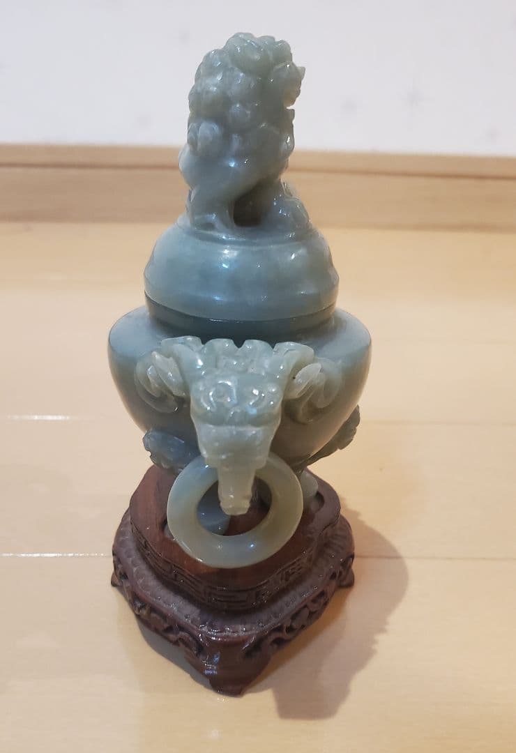 翡翠 三足香炉 獅子彫刻 木製台座付き - メルカリ