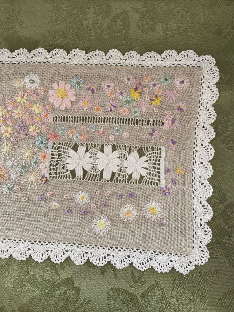 テーブルセンター手刺繍　縁取り手編みレース