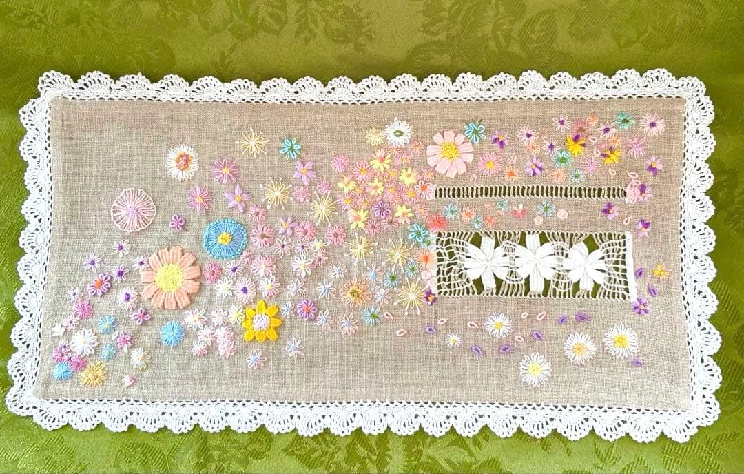 テーブルセンター手刺繍　縁取り手編みレース