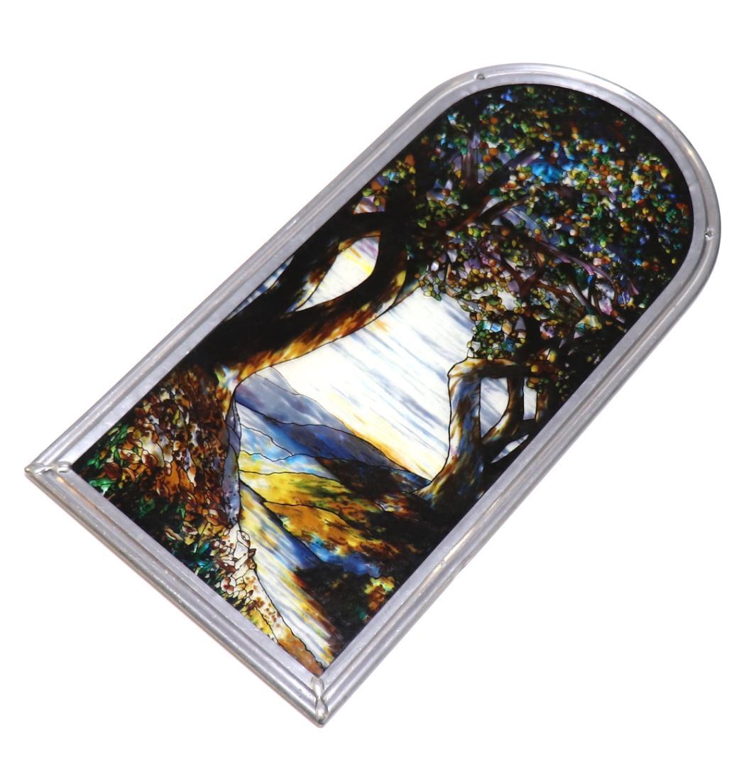 ルイスティファニー 縦型 ヴィンテージステンドグラス ダナー記念碑のウィンドウ