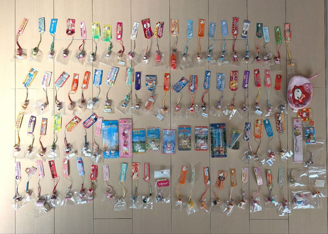 ハローキティ ご当地根付ストラップ 90個