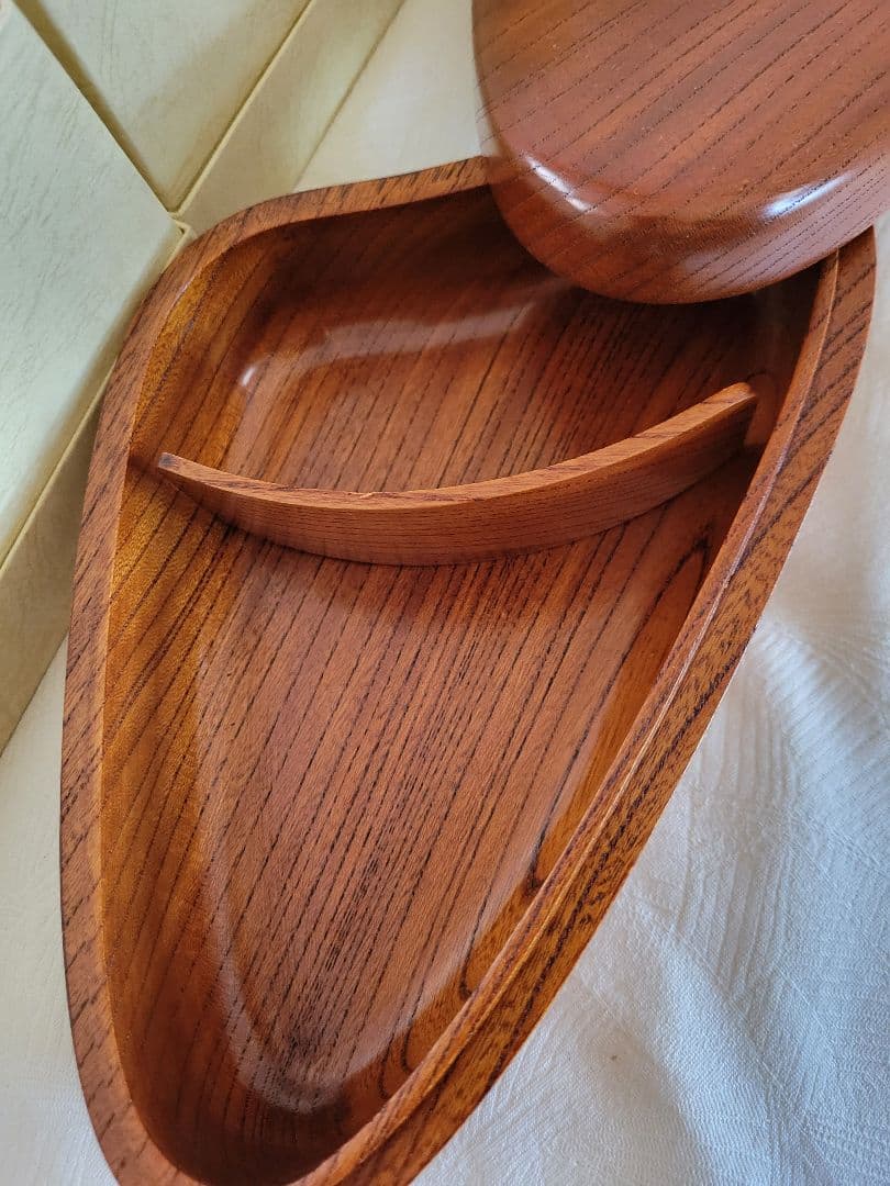 漆塗り貝型お弁当