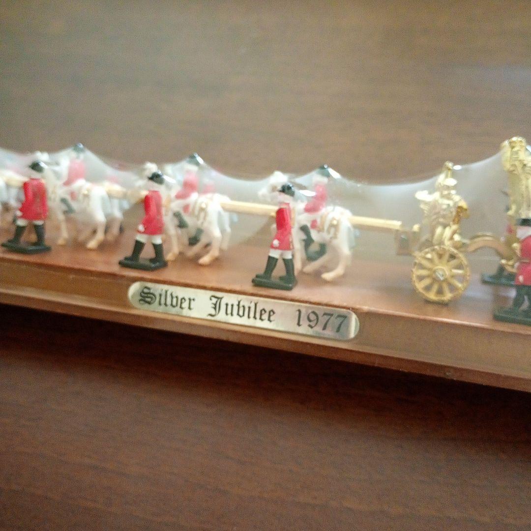 エリザベス女王　シルバージュビリー　馬車　パレード　イギリス王室