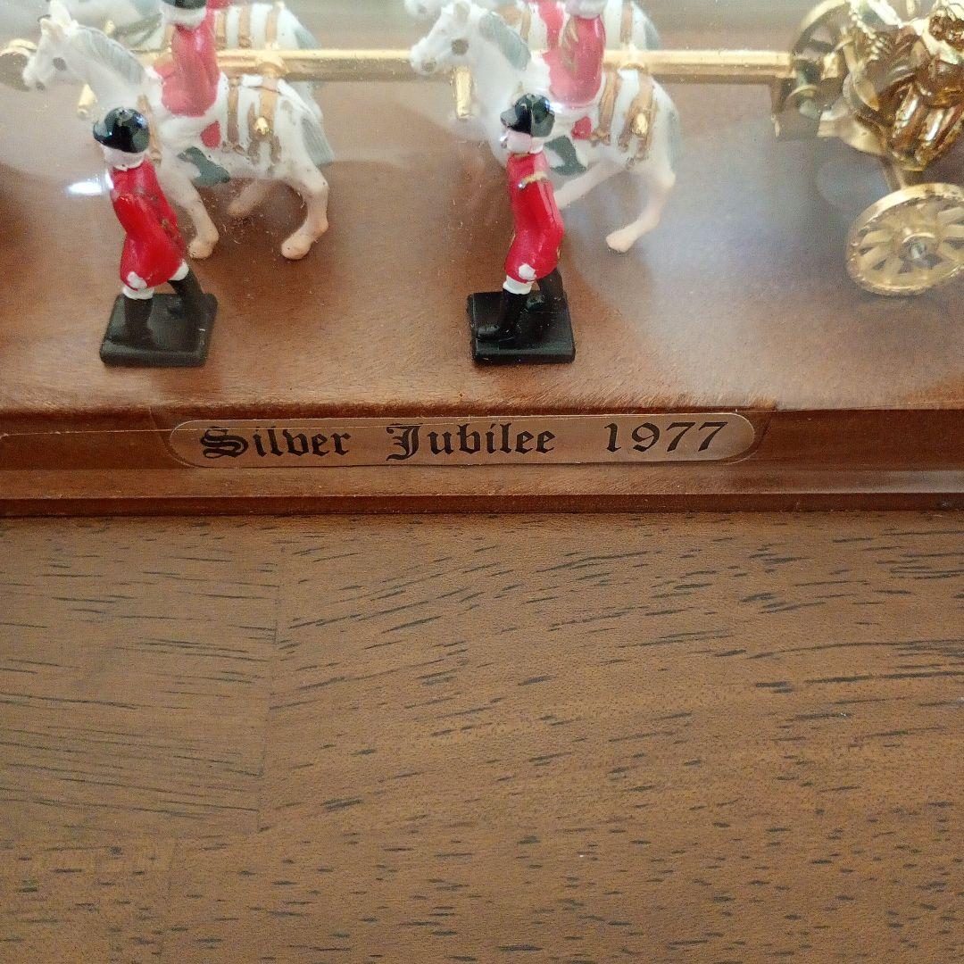 エリザベス女王　シルバージュビリー　馬車　パレード　イギリス王室