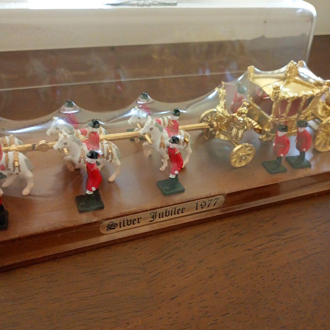 エリザベス女王　シルバージュビリー　馬車　パレード　イギリス王室