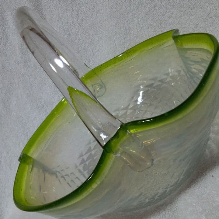 ガラス　食器　花器　緑色　緑　みどり　吹きガラス　鉢　色ガラス　グリーン