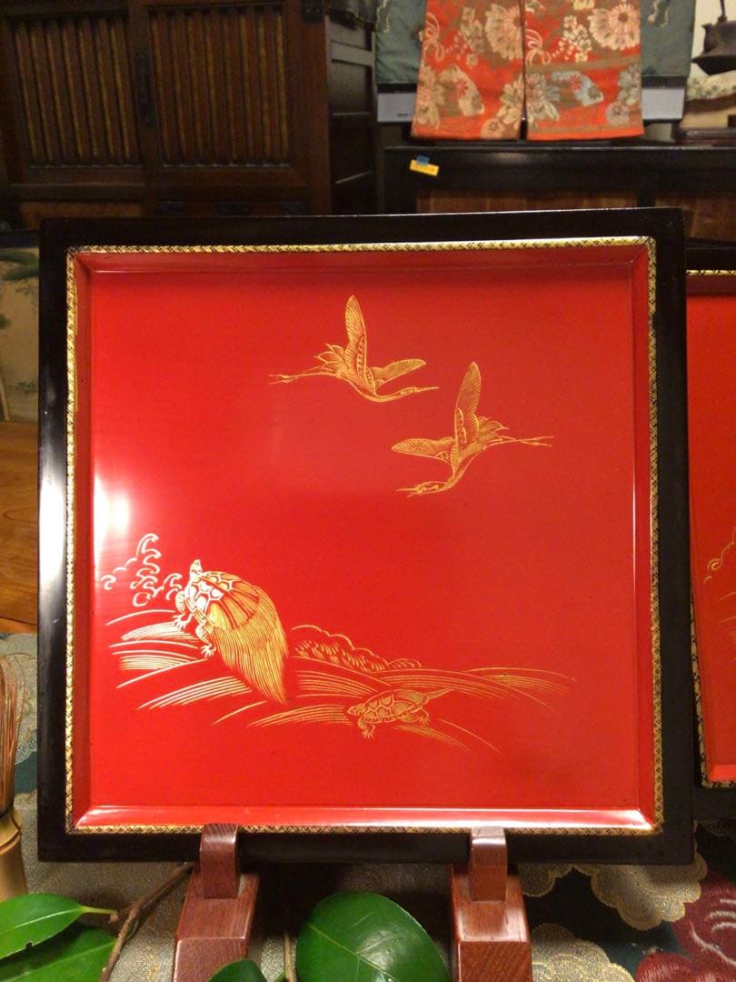 特別出品】木製輪島塗 沈金 菊に桐紋様 片身代わり台付 5段重 - メルカリ