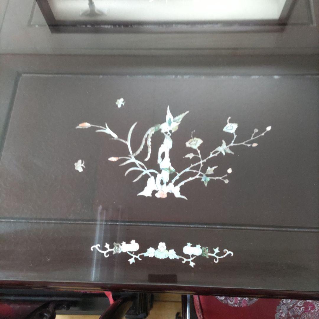 204 中国明式家具、テーブルと椅子４脚セット。手工螺鈿細工付、カバーガラス付。