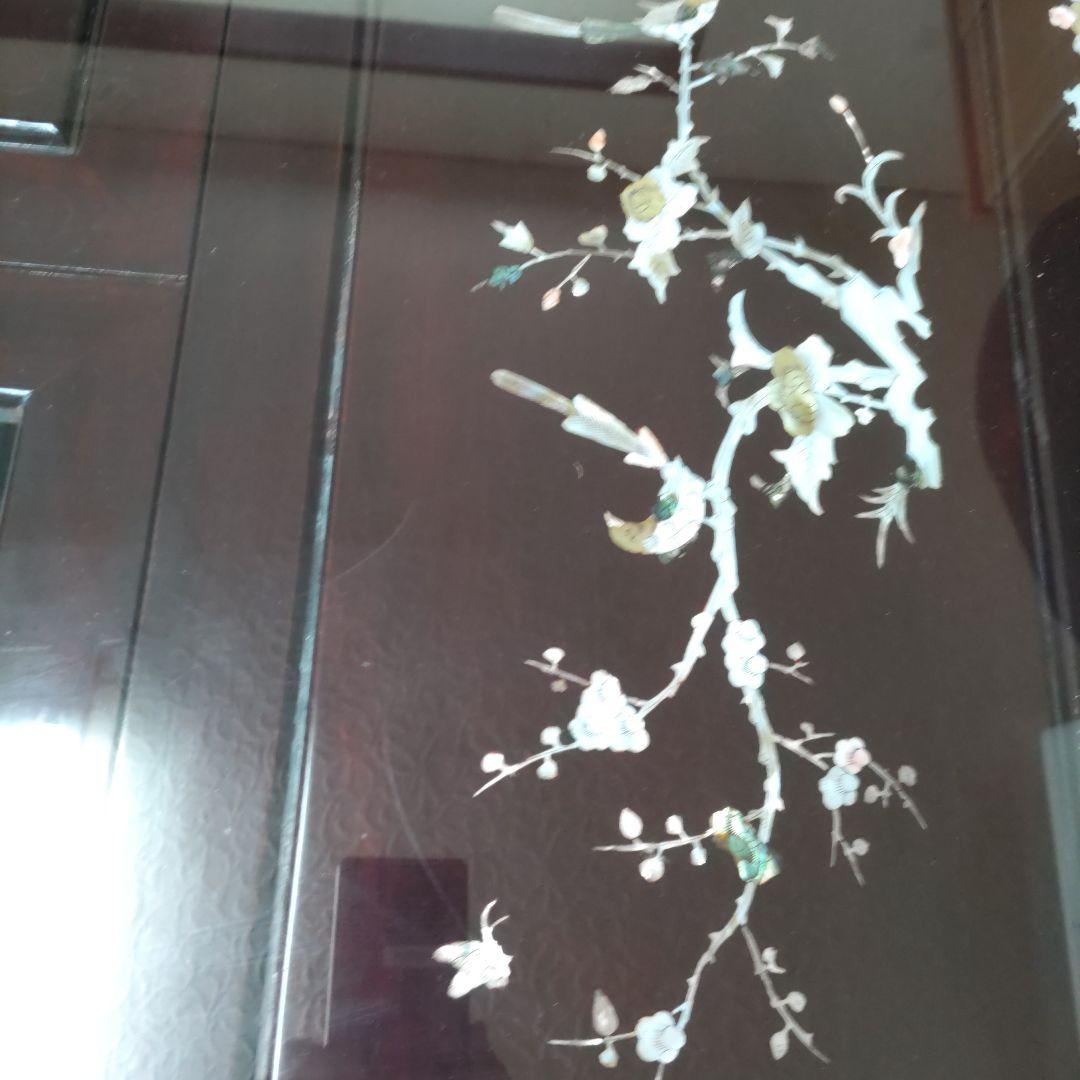 204 中国明式家具、テーブルと椅子４脚セット。手工螺鈿細工付、カバーガラス付。