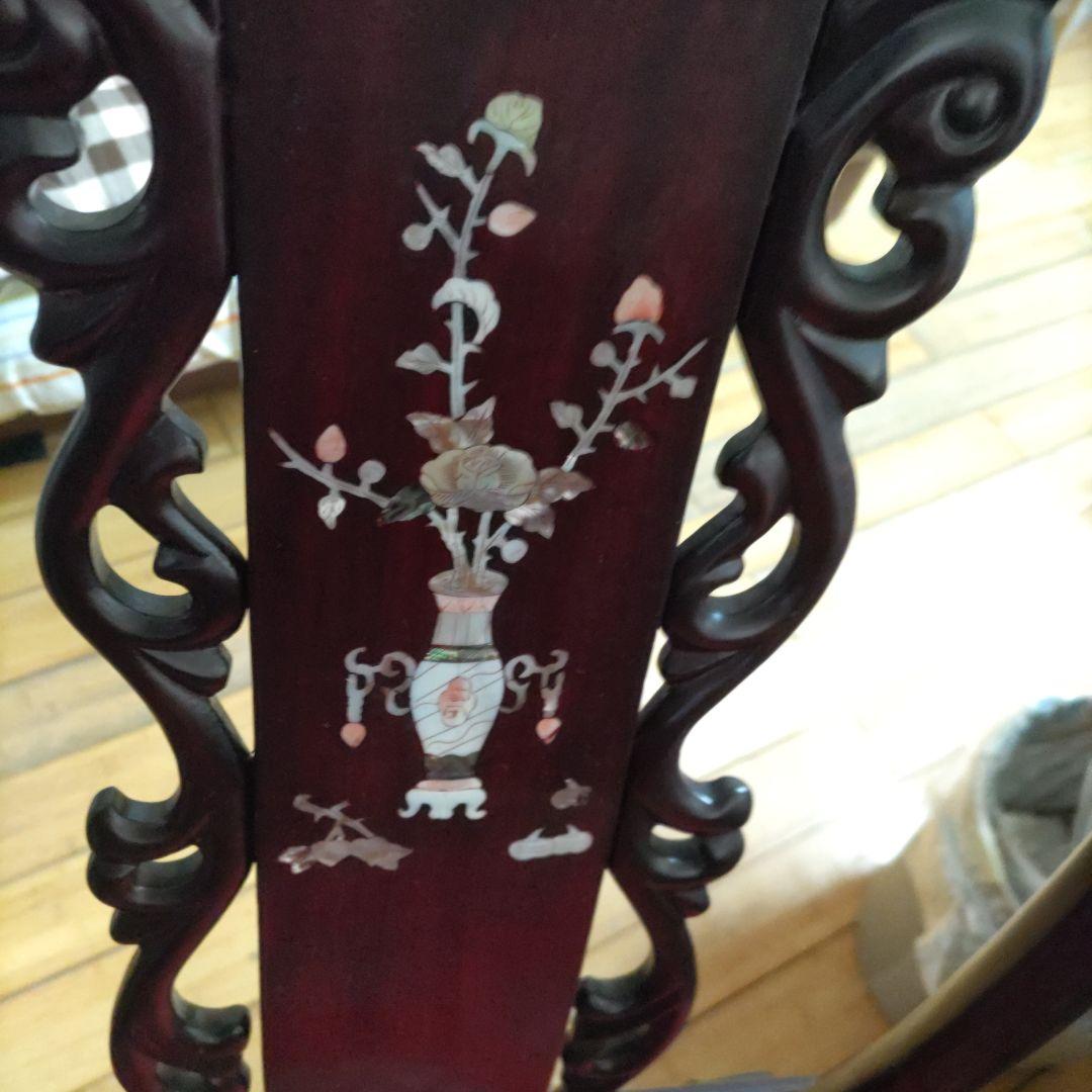 204 中国明式家具、テーブルと椅子４脚セット。手工螺鈿細工付、カバーガラス付。