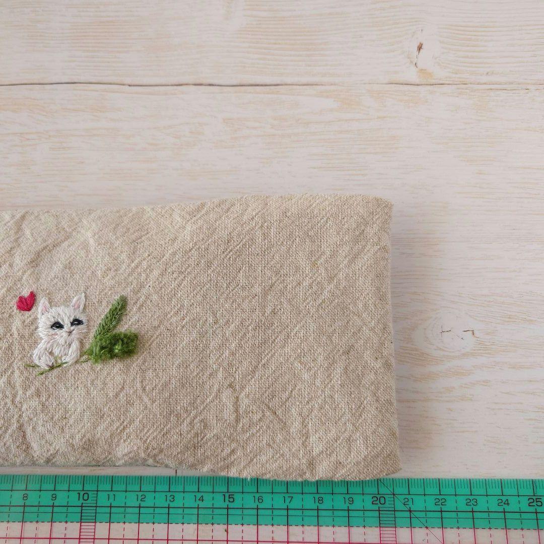 手刺繍入あずき/小豆のアイピロー【白猫とエノコログサ】