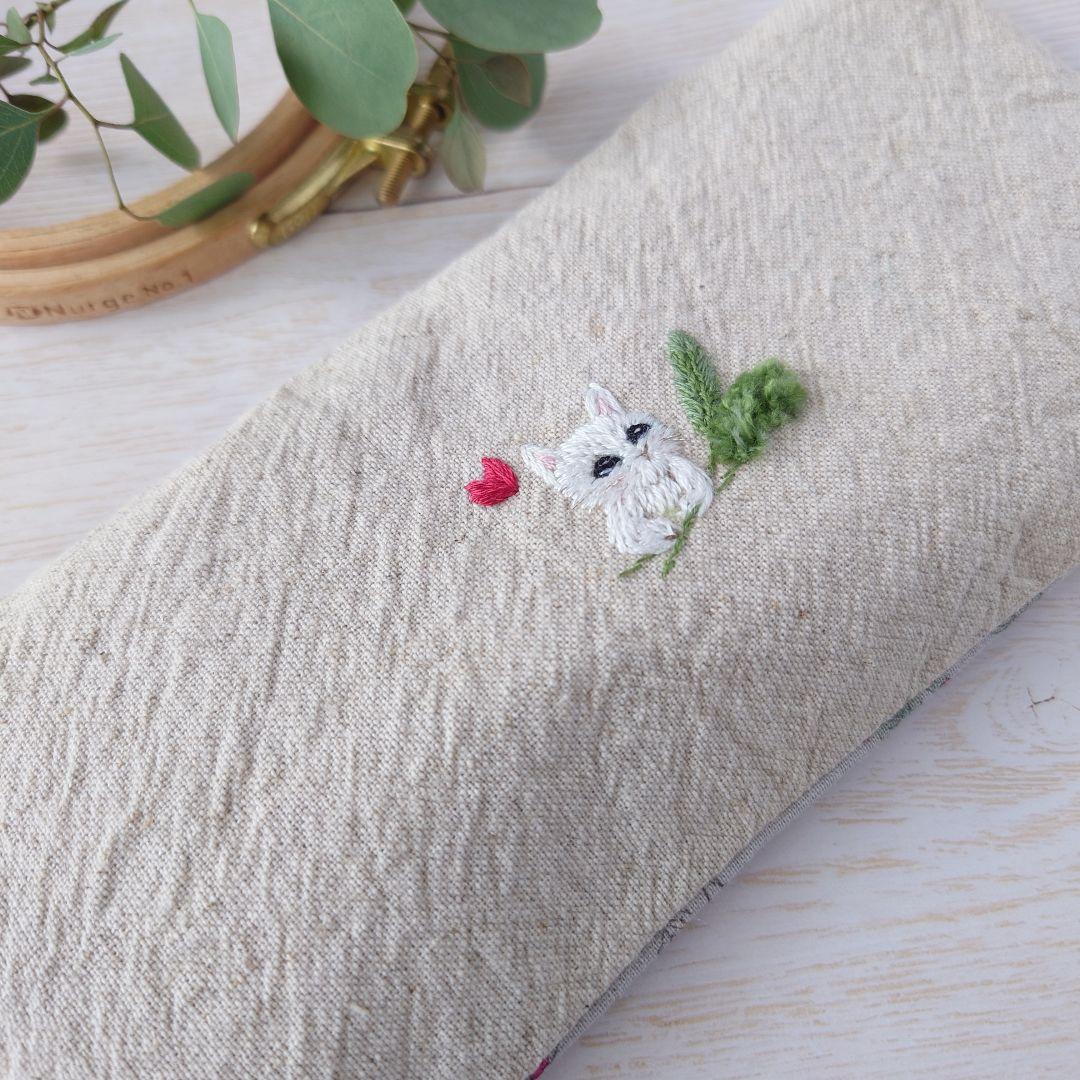 手刺繍入あずき/小豆のアイピロー【白猫とエノコログサ】
