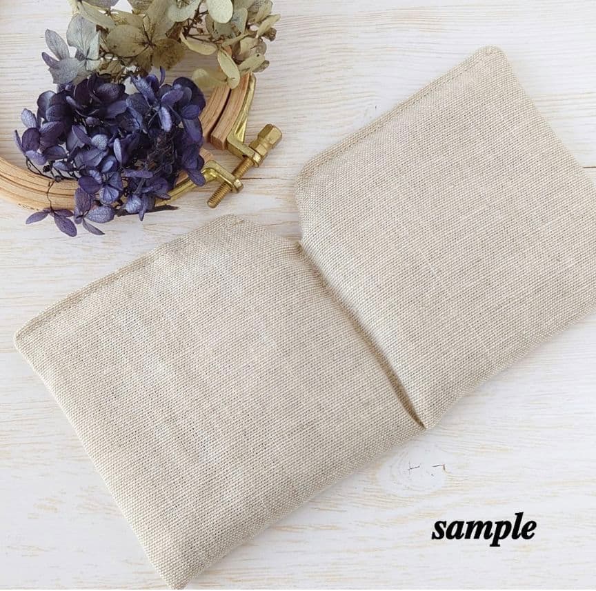 手刺繍入あずき/小豆のアイピロー【白猫とエノコログサ】