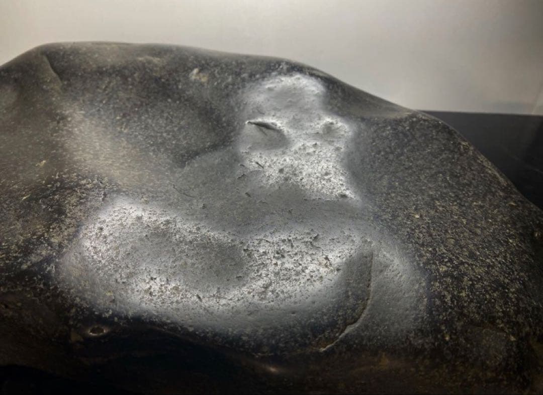 6952 瀬田川真黒石 ウブ 横47(cm)重量:12kg 水石 盆石