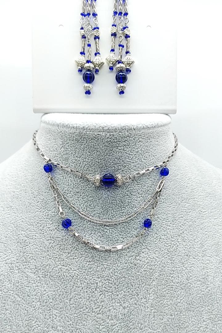 チェコビーズブルー3連ステンレスピアス＆ネックレスのセットアップコーデ