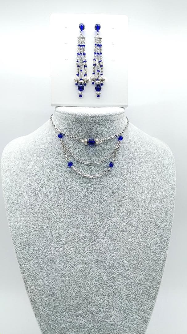 チェコビーズブルー3連ステンレスピアス＆ネックレスのセットアップコーデ